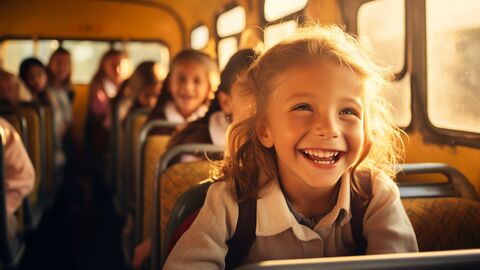 Mädchen fährt mit seiner Klasse in einem Bus zu einem Ausflug