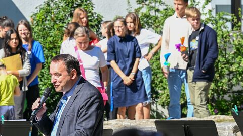 Kultusminister Lorz feiert Schulstart mit neuen Fünftklässlern im Gymnasium am Mosbacher Berg in Wiesbaden