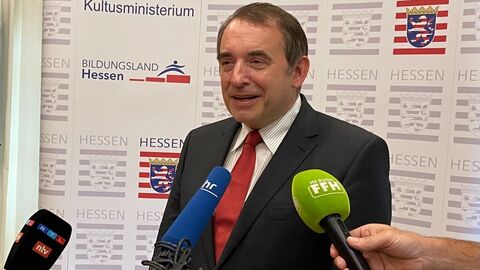 Kultusminister Lorz bei Pressekonferenz zum Schuljahresbeginn