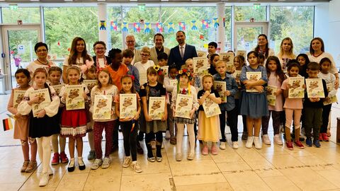 Kultusminister Lorz inmitten der Intensivklasse der Justus-Liebig-Schule