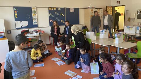 Kultusminister Lorz zwischen Schülerinnen und Schülern inmitten eines Klassenzimmers. Vorne sind Schülerinnen und Schüler als Gruppe an einem Tisch versammelt.