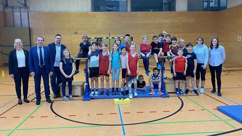 Kultusminister Prof. Dr. R. Alexander Lorz und Lehrkräfte und Schülerinnen und Schüler der Grundschule am Eichwäldchen in Oberurse