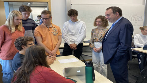 Alexander Lorz im Austausch mit Schülern