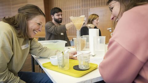 Grundschullehrkräfte bei der Fortbildung Experimente³