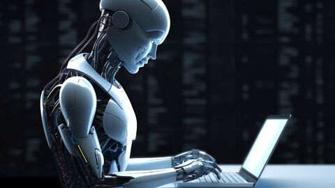 Ein Roboter benutzt einen mobilen Computer