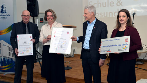 v.l.n.r.: Leiter des Staatlichen Schulamts für den Lahn-Dill-Kreis und den Landkreis Limburg Weilburg, Michael Scholz; Schulleiterin der Goetheschule, Annette Kerkemeyer; Staatssekretär Dr. Manuel Lösel, stellvertretende Schulelternbeiratsvorsitzende, Charlotte Büger