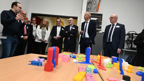 Armin Schwarz mit Lehrkräften.