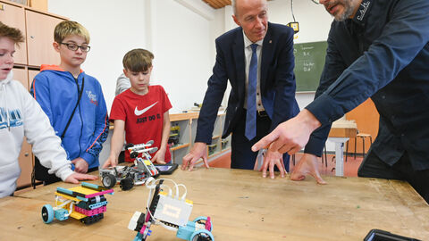 Armin Schwarz mit Schülern und einem Lehrer.