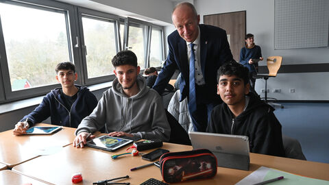 Vier Schüler und Armin Schwarz lächeln in die Kamera.
