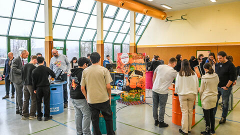 Minister Schwarz besucht Aartalschule in Aarbergen und Initiative Deine Zukunft#real:digital