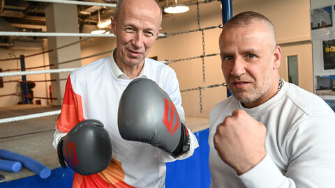 Minister Armin Schwarz beim Löwenstark-Projekt im Boxclub Offenbach
