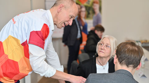 Minister Armin Schwarz beim Löwenstark-Projekt im Boxclub Offenbach