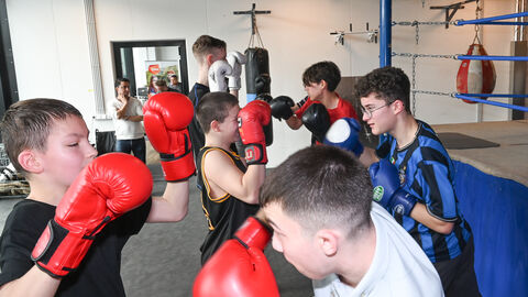 Minister Armin Schwarz beim Löwenstark-Projekt im Boxclub Offenbach