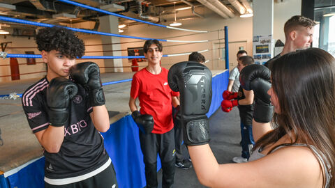 Minister Armin Schwarz beim Löwenstark-Projekt im Boxclub Offenbach