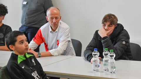 Minister Armin Schwarz beim Löwenstark-Projekt im Boxclub Offenbach