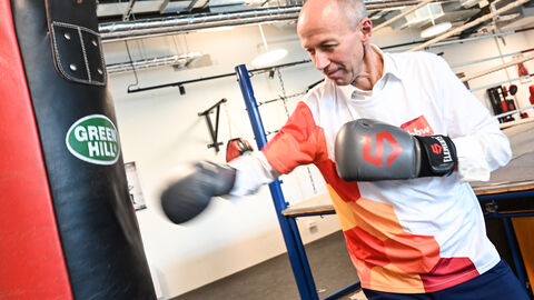 Minister Armin Schwarz beim Löwenstark-Projekt im Boxclub Offenbach