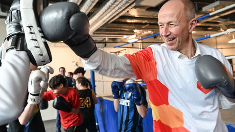 Minister Armin Schwarz beim Löwenstark-Projekt im Boxclub Offenbach