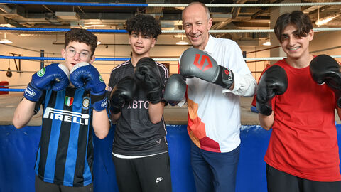 Minister Armin Schwarz beim Löwenstark-Projekt im Boxclub Offenbach