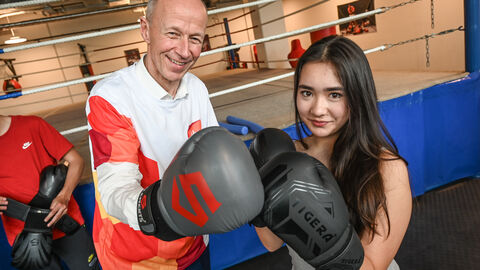 Minister Armin Schwarz beim Löwenstark-Projekt im Boxclub Offenbach