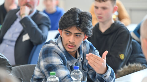 Minister Armin Schwarz beim Löwenstark-Projekt im Boxclub Offenbach