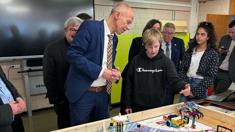 Kultusminister Armin Schwarz mit Schülern