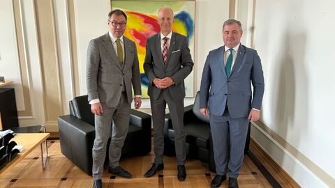 v.l.n.r.: Botschafter der Ukraine in Deutschland, Oleksii Makeiev; Hessische Minister für Kultus, Bildung und Chancen (HMKB), Armin Schwarz; Generalkonsul der Ukraine in Frankfurt am Main, Vadym Kostiuk