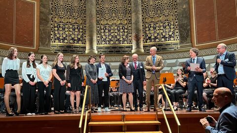 Schülerinnen und Schüler sowie Beteiligte der KOnzerte gemeinsam mit Bildungsminister Schwarz auf der Bühne. 