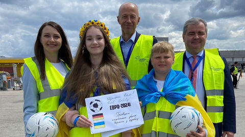 ukrainische Lehrerin u. ukrainische Schülerin des Johanneum-Gymnasium in Herborn, Armin Schwarz, Minister für Kultus, Bildung und Chancen in Hessen, ukrainischer Schüler des Johanneum-Gymnasium in Herborn, Vadym Kostiuk, ukrainischer Generalkonsul auf Flugplatz
