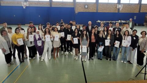 Gruppenfoto der Diplomvergabe Gruppenfoto der Diplomvergabe