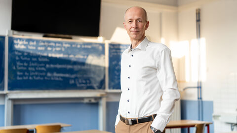 Bildungsminister Armin Schwarz in einem Klassenzimmer