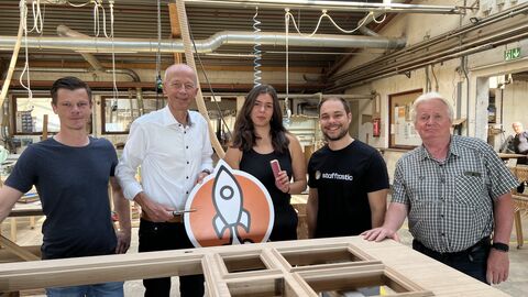 Bildungsminister Schwarz mit mehreren Personen der HEFRO GmbH & Co. Bauelemente KG in einer Halle.