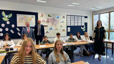 Bildungsminister Armin Schwarz (rechts) und Generalkonsul Vadym Kostiuk (links) beim Besuch des Unterrichts im Schulfach Ukrainisch. 