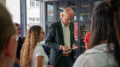 Bildungsminister Armin Schwarz mit Schülerinnen