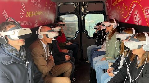 Mehrere Personen sitzen in einem Bus