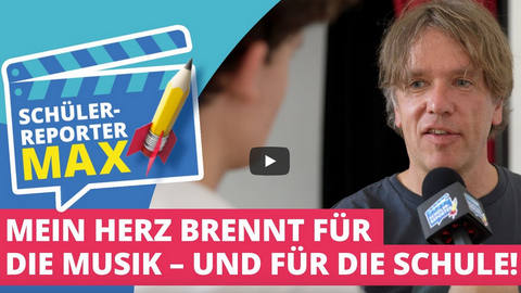 Thumbnail: Links eine stilisierte Filmklappe auf der steht "Schülerreporter Max", rechts daneben ein Foto von einem Mann, der in ein Mikrofon spricht in einer Interviewsituation. Darunter steht: "Mein Herz brennt für die Musik - und für die Schule!"