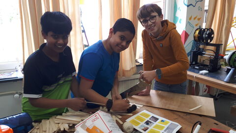 Drei Schüler arbeiten an der Werkbank im MINT-Zentrum