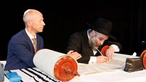 Kultusminister Armin Schwarz wirkt bei feierlicher Thora-Vollendung mit, Jüdische Gemeinde Hanau