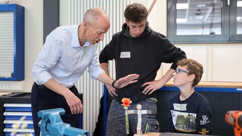 Schüler präsentieren Minister Schwarz ihr Werkstück.