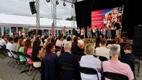 Das Publikum hat die Bühne im Blick.