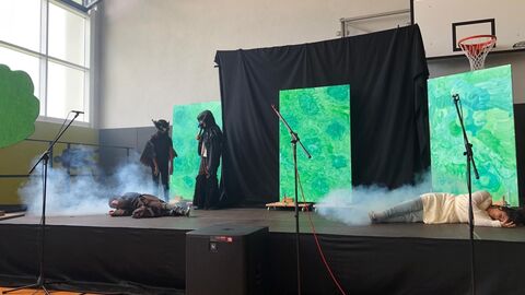 Die Kinder bei ihrer Bühnenaufführung