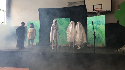 Die Kinder bei ihrer Bühnenaufführung