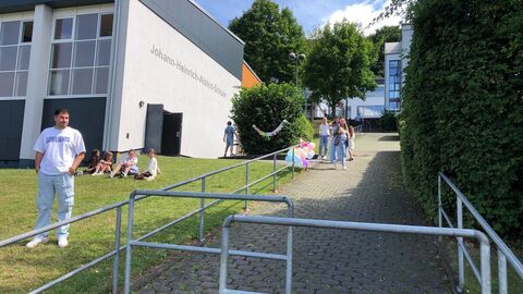 Beim Betreten des Geländes wird man mit Luftballons empfangen.