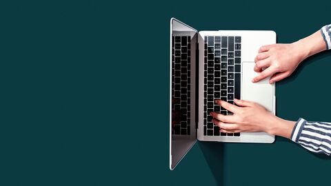 Hände schreiben am Laptop