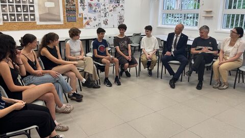 Minister Schwarz mit Schülern in einem Stuhlkreis