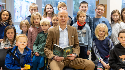 Bildungsminister Schwarz liest für Kinder der Grundschule Balhorn