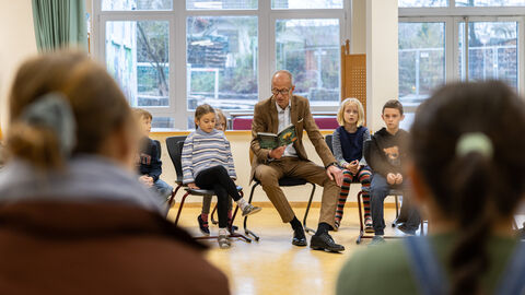 Bildungsminister Schwarz liest für Kinder der Grundschule Balhorn