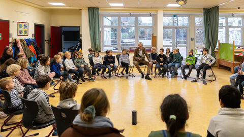Bildungsminister Schwarz liest für Kinder der Grundschule Balhorn