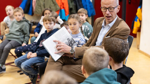 Bildungsminister Schwarz liest für Kinder der Grundschule Balhorn
