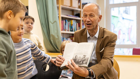 Bildungsminister Schwarz liest für Kinder der Grundschule Balhorn