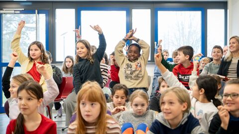 Bildungsstaatssekretär Dr. Manuel Lösel liest für Kinder der Gönser-Grund-Schule